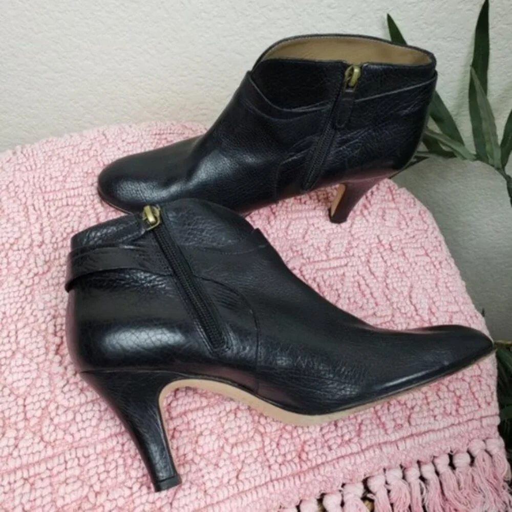 Anyi Lu Italy Pebbled Leather Ankle Booties Black Heels size 38/ US 8 Harness